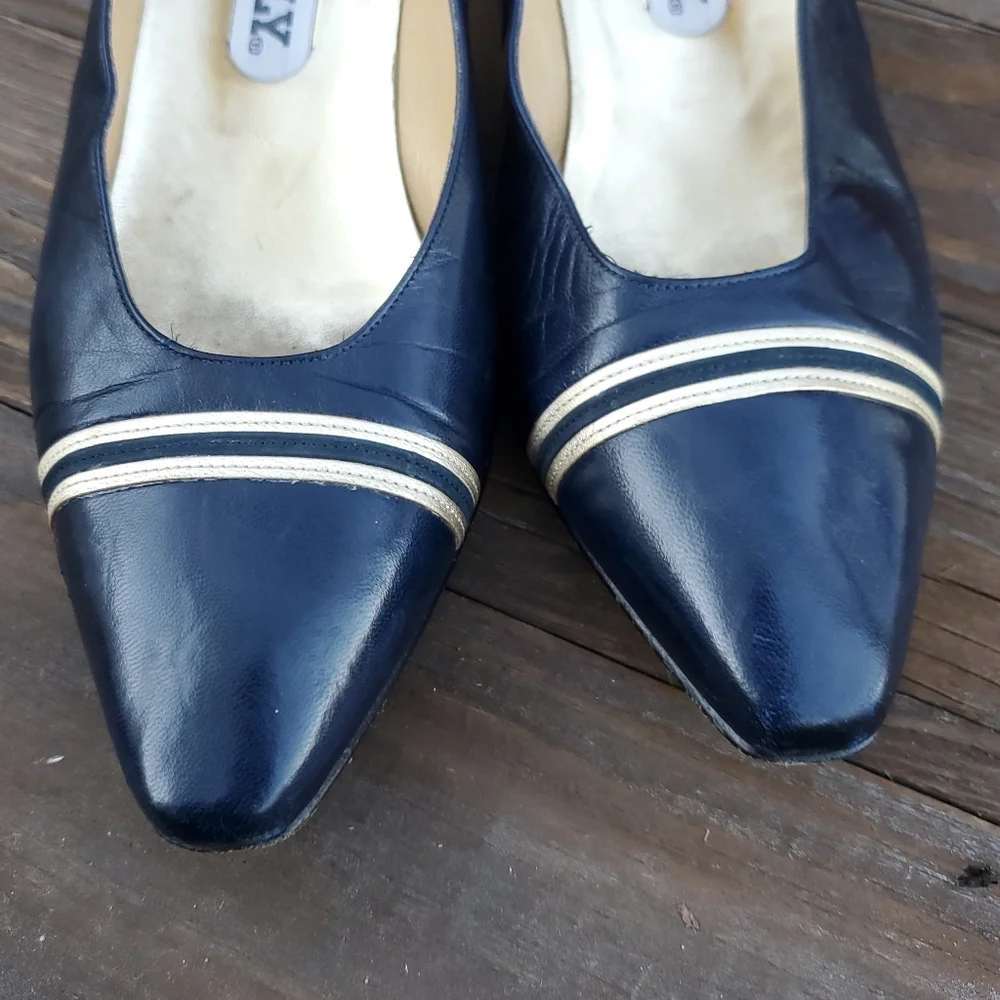 Vintage Bally 80s women's pump heels. Size 7  M. Italy. Nautical/Navy/Go…